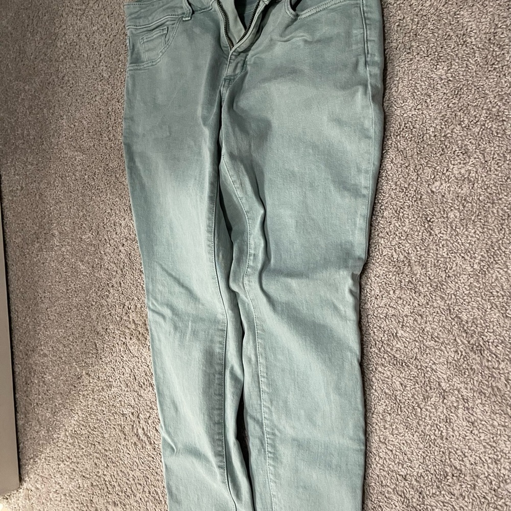 Universal Thread Blue Skinny Jeans with a modern fit and classic style